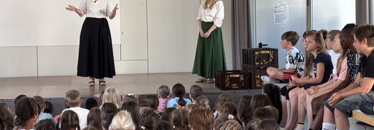 Am Dienstag, den 24. Mai 2025, hatten wir einen ganz besonderen Besuch von der Stadt Donaueschingen. Die Vertreter der Stadt erklärten uns die Bedeutung und Herkunft des traditionsreichen Gregori-Festes, das bereits seit über 400 Jahren gefeiert wird. Die Kinder lauschten gebannt den Erzählungen über die Bräuche und die Geschichte dieses festlichen Anlasses. Als krönenden Abschluss des Besuchs erhielten unsere Grundschüler einen köstlichen Gregori-Wecken, der die Vorfreude auf das bevorstehende Kinderfest noch steigerte.
