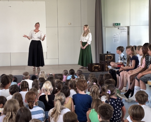 Am Dienstag, den 24. Mai 2025, hatten wir einen ganz besonderen Besuch von der Stadt Donaueschingen. Die Vertreter der Stadt erklärten uns die Bedeutung und Herkunft des traditionsreichen Gregori-Festes, das bereits seit über 400 Jahren gefeiert wird. Die Kinder lauschten gebannt den Erzählungen über die Bräuche und die Geschichte dieses festlichen Anlasses. Als krönenden Abschluss des Besuchs erhielten unsere Grundschüler einen köstlichen Gregori-Wecken, der die Vorfreude auf das bevorstehende Kinderfest noch steigerte.