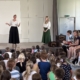 Am Dienstag, den 24. Mai 2025, hatten wir einen ganz besonderen Besuch von der Stadt Donaueschingen. Die Vertreter der Stadt erklärten uns die Bedeutung und Herkunft des traditionsreichen Gregori-Festes, das bereits seit über 400 Jahren gefeiert wird. Die Kinder lauschten gebannt den Erzählungen über die Bräuche und die Geschichte dieses festlichen Anlasses. Als krönenden Abschluss des Besuchs erhielten unsere Grundschüler einen köstlichen Gregori-Wecken, der die Vorfreude auf das bevorstehende Kinderfest noch steigerte.