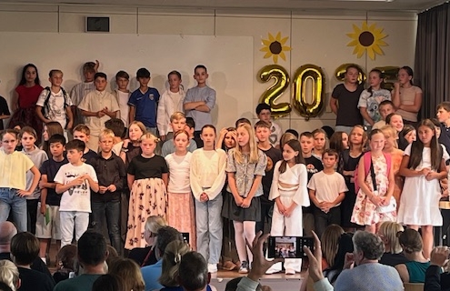 Am Dienstag, den 29.07.2025, feierten unsere 4. Klässler ihren Abschied aus der Grundschule mit einem bunten Programm. Die Schüler präsentierten kurzweilige Theaterstücke, die ihre Erlebnisse von Klasse 1 bis 4 lebendig werden ließen. Besonders stolz sind wir auf Maximilian Metz, der für seine herausragenden Leistungen mit einem Notendurchschnitt von 1,0 den Grundschulpreis erhielt. Mit einem gemeinsamen Abschlusslied klang die Feier fröhlich aus.