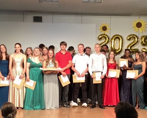 Entlassfeier an der Eichendorffschule Mit einem abwechslungsreichen Programm, dass die Schülerinnen und Schüler der Klassen 10 zusammengestellt haben, wurden die Klassen 10 und Teile der Klassen 9 von der Eichendorffschule verabschiedet. Viele Schülerinnen und Schüler der Klassen 9 bleiben für den Mittleren Bildungsabschuss, auch im neuen Schuljahr 2025/2026, an der Eichendorffschule. Einige gehen in die Ausbildung und viele weiter, auf eine auf Ihrem Abschluss aufbauende Schule. Konrektor Heiko Keller, verabschiedete die Schülerinnen und Schüler mit ermunternden und respektvollen Worten. Er wünschte ihnen, dass sie den Mut haben sie selbst zu sein, bei Misserfolg nicht aufzugeben und stets neu zu starten. Was heute nicht geklappt hat, kann morgen gelingen. Er wünschte den Schülerinnen und Schülern auch, dass sie das, was sie aus der Schule mitnehmen gut in ihrem Leben einsetzten können. Heiko Keller überreichte der Schulbesten, Lara Kurjak, Klasse 10a den Schulpreis. Dieser wird traditionell von der Bäckerei Germershausen gestiftet. Lara Kurjak (Bildmitte) bekam auch den Sonderpreis der Firma Frei Lacke. Frei Lacke honoriert jedes Jahr die sehr guten Leistungen in den naturwissenschaftlichen Fächern, Biologie, Chemie und Physik. Es gab Geschenke, sowie Freude- und Abschiedstränen. Die Schülerinnen und Schüler bedankten sich mit einem kleinen Präsent, bei Heiko Keller, Ihren Lehrerinnen und Lehrern, den Sekretärinnen und dem Hausmeister. Abschließend konnten sich die Familienangehörigen bei Sekt und Selters mit anderen Familien austauschen und sich ebenfalls von den Lehrkräften Ihrer Kinder verabschieden.