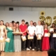 Entlassfeier an der Eichendorffschule Mit einem abwechslungsreichen Programm, dass die Schülerinnen und Schüler der Klassen 10 zusammengestellt haben, wurden die Klassen 10 und Teile der Klassen 9 von der Eichendorffschule verabschiedet. Viele Schülerinnen und Schüler der Klassen 9 bleiben für den Mittleren Bildungsabschuss, auch im neuen Schuljahr 2025/2026, an der Eichendorffschule. Einige gehen in die Ausbildung und viele weiter, auf eine auf Ihrem Abschluss aufbauende Schule. Konrektor Heiko Keller, verabschiedete die Schülerinnen und Schüler mit ermunternden und respektvollen Worten. Er wünschte ihnen, dass sie den Mut haben sie selbst zu sein, bei Misserfolg nicht aufzugeben und stets neu zu starten. Was heute nicht geklappt hat, kann morgen gelingen. Er wünschte den Schülerinnen und Schülern auch, dass sie das, was sie aus der Schule mitnehmen gut in ihrem Leben einsetzten können. Heiko Keller überreichte der Schulbesten, Lara Kurjak, Klasse 10a den Schulpreis. Dieser wird traditionell von der Bäckerei Germershausen gestiftet. Lara Kurjak (Bildmitte) bekam auch den Sonderpreis der Firma Frei Lacke. Frei Lacke honoriert jedes Jahr die sehr guten Leistungen in den naturwissenschaftlichen Fächern, Biologie, Chemie und Physik. Es gab Geschenke, sowie Freude- und Abschiedstränen. Die Schülerinnen und Schüler bedankten sich mit einem kleinen Präsent, bei Heiko Keller, Ihren Lehrerinnen und Lehrern, den Sekretärinnen und dem Hausmeister. Abschließend konnten sich die Familienangehörigen bei Sekt und Selters mit anderen Familien austauschen und sich ebenfalls von den Lehrkräften Ihrer Kinder verabschieden.
