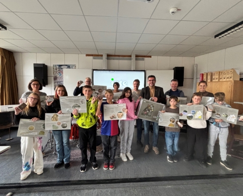Der Montagmorgen begann in der Eichendorffschule Donaueschingen in dieser Woche mit einem ganz besonderen Besuch und einem pädagogisch wertvollen Geschenk. Auf Initiative des Landtagsabgeordneten Niko Reith, gleichzeitig Sprecher der FDP/FW-Fraktion im Gemeinderat, waren Thomas Beißwenger, Hauptgeschäftsführer des Industrieverbands Steine Erden Baden-Württemberg, Oliver Mohr, Geschäftsführer der Meichle + Mohr GmbH, in die Eichendorffschule gekommen. Gemeinsam übergaben Sie Konrektor Heiko Keller sowie den Lehrerinnen Miriam Westen und Petra Münzer den von ISTE und dem Deutschen Schulgeographenverband entwickelten Geo-Koffer. Im GeoKoffer befinden sich Handstücke der 14 wichtigsten Gesteinsarten Baden-Württembergs sowie entsprechende Informationskarten und weitere Unterrichtsmaterialien. Thomas Beißwenger stellte den acht anwesenden Schülerinnen und Schülern der Klassen 5a und 6a die Inhalte des Geo-Koffers auf eindrückliche Weise vor. Auch Sandra Reich, die als Amtsleiterin Bildung und Soziales als Vertreterin der Stadt Donaueschingen am Termin teilnahm, zeigte sich begeistert: „Es fasziniert mich, wie wichtig Stein in den verschiedensten Formen in unserem Alltag ist.“ „Ich freue mich, dass der Geo-Koffer als Unterrichtsmaterial zum Anfassen in der Eichendorffschule Einzug hält.“, freut sich Niko Reith und dankt dem Industrieverband, aber besonders auch Oliver Mohr, der mit seinem Unternehmen Meichle + Mohr die Finanzierung des Koffers übernommen hat.