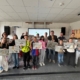 Der Montagmorgen begann in der Eichendorffschule Donaueschingen in dieser Woche mit einem ganz besonderen Besuch und einem pädagogisch wertvollen Geschenk. Auf Initiative des Landtagsabgeordneten Niko Reith, gleichzeitig Sprecher der FDP/FW-Fraktion im Gemeinderat, waren Thomas Beißwenger, Hauptgeschäftsführer des Industrieverbands Steine Erden Baden-Württemberg, Oliver Mohr, Geschäftsführer der Meichle + Mohr GmbH, in die Eichendorffschule gekommen. Gemeinsam übergaben Sie Konrektor Heiko Keller sowie den Lehrerinnen Miriam Westen und Petra Münzer den von ISTE und dem Deutschen Schulgeographenverband entwickelten Geo-Koffer. Im GeoKoffer befinden sich Handstücke der 14 wichtigsten Gesteinsarten Baden-Württembergs sowie entsprechende Informationskarten und weitere Unterrichtsmaterialien. Thomas Beißwenger stellte den acht anwesenden Schülerinnen und Schülern der Klassen 5a und 6a die Inhalte des Geo-Koffers auf eindrückliche Weise vor. Auch Sandra Reich, die als Amtsleiterin Bildung und Soziales als Vertreterin der Stadt Donaueschingen am Termin teilnahm, zeigte sich begeistert: „Es fasziniert mich, wie wichtig Stein in den verschiedensten Formen in unserem Alltag ist.“ „Ich freue mich, dass der Geo-Koffer als Unterrichtsmaterial zum Anfassen in der Eichendorffschule Einzug hält.“, freut sich Niko Reith und dankt dem Industrieverband, aber besonders auch Oliver Mohr, der mit seinem Unternehmen Meichle + Mohr die Finanzierung des Koffers übernommen hat.