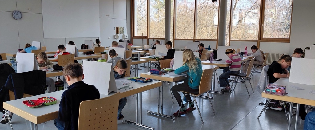 Spaß am Knobeln und Denken hatten beim Känguru-Wettbewerb 42 Kinder der Klassen 3 und 4. Bei diesem Wettbewerb gilt es möglichst viele kniffelige Logikaufgaben zu lösen. Frau Beulting organisierte den Ablauf und war stolz auf die vielen fleißigen Mathegenies.