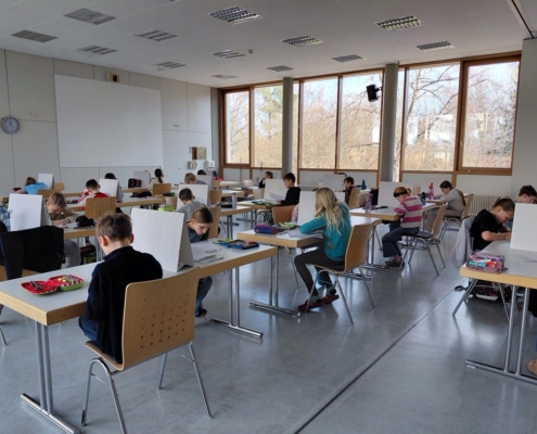 Spaß am Knobeln und Denken hatten beim Känguru-Wettbewerb 42 Kinder der Klassen 3 und 4. Bei diesem Wettbewerb gilt es möglichst viele kniffelige Logikaufgaben zu lösen. Frau Beulting organisierte den Ablauf und war stolz auf die vielen fleißigen Mathegenies.